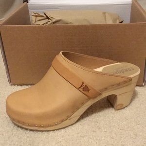 BNWT Sandgrens Nude Clogs